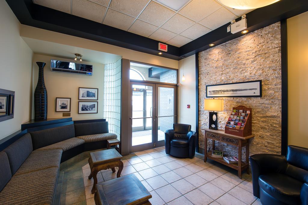 Hotel Du Fjord Chicoutimi エクステリア 写真